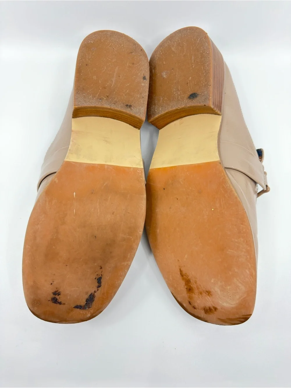 These Korks Laporte patent loafers feature a square toe and a block heel. SZ 10